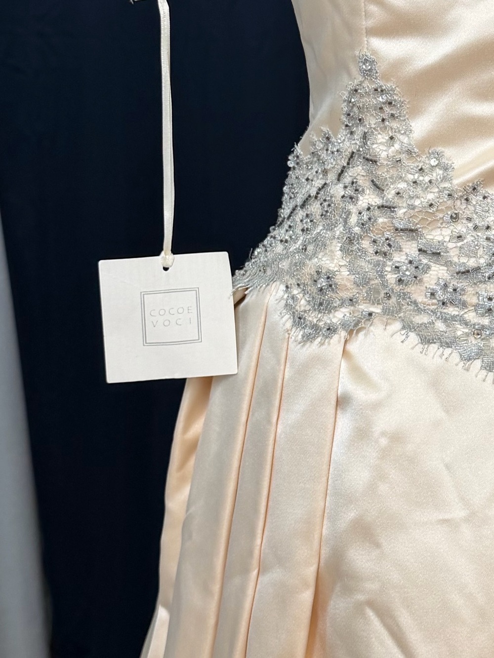 NWT COCOE VOCI WEDDING GOWN SIZE 4 w/veil & clutch - Picture 4 of 16